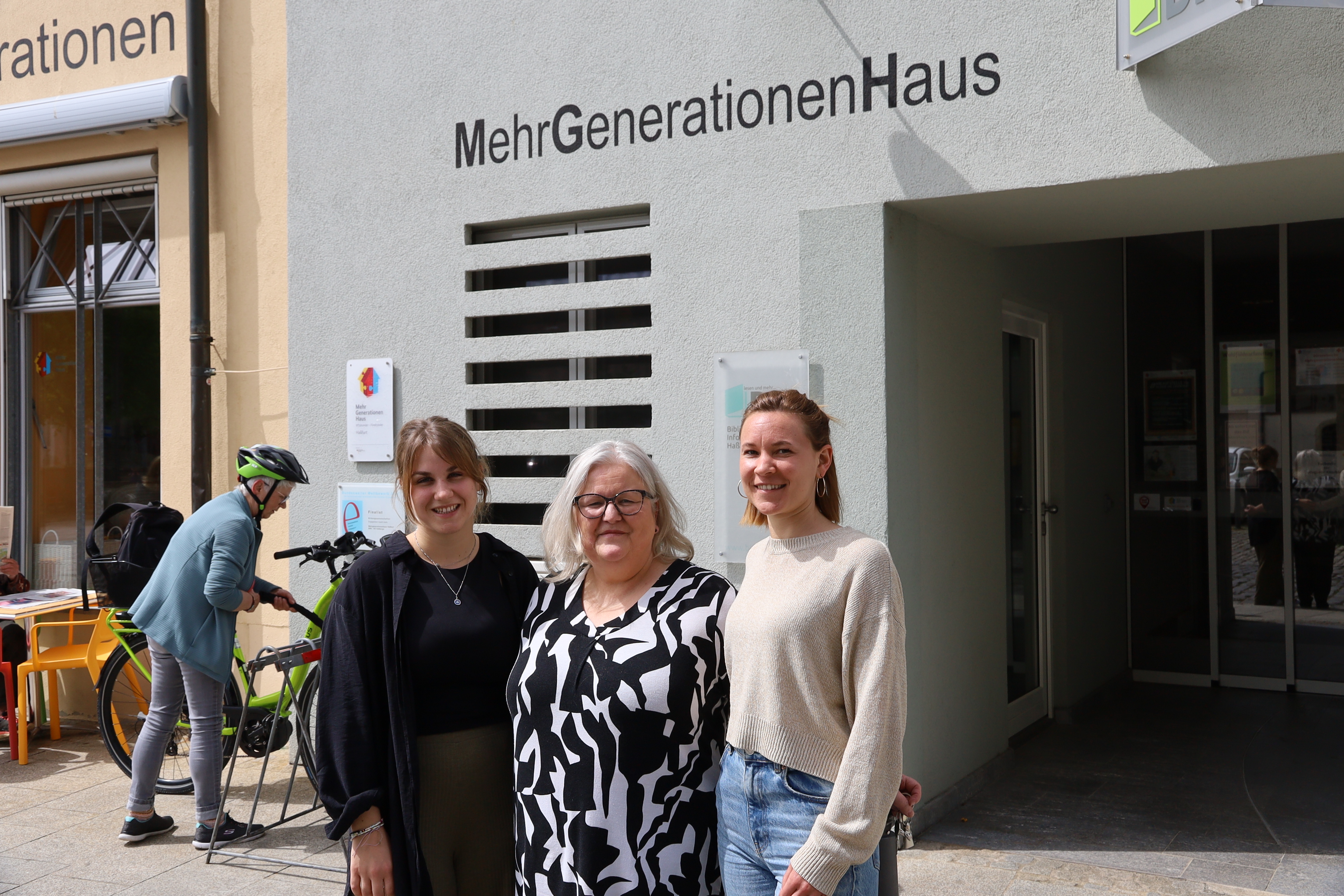 Drei Damen vom Team stehen vor dem Mehrgenerationenhaus in Haßfurt